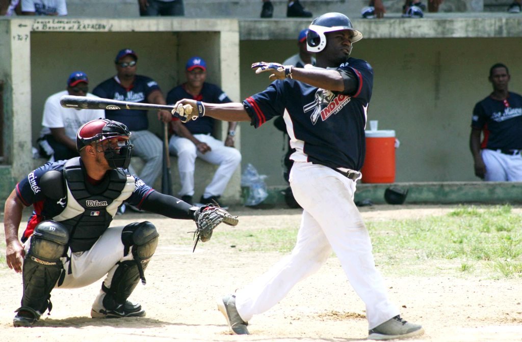 El veterano jugador Eddy Garabito acciona para los Indios de La Vega